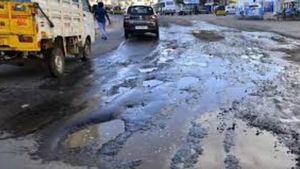  Hyderabad: గుంతలతో జాగ్రత్త.. బోయిన్‍‍పల్లి అదుపు తప్పిన బైక్.. ఢీకొట్టిన డీసీఎం..