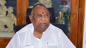 మాజీ ఎంపీ రాయపాటి ఇంట్లో ఈడీ దాడులు; గుంటూరులోనూ కొనసాగుతున్న రైడ్స్; ఎందుకంటే!!