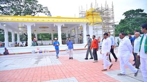 గుడి-మసీద్-చర్చి: కేసీఆర్ చేతుల మీదుగా ప్రారంభానికి ముహూర్తం ఖరార్..!!