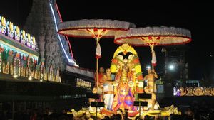 స్వర్ణరథంపై ఊరేగిన అమ్మవారు- తిరుపతిలో కనుల పండువగా..!!