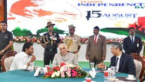 గవర్నర్ ఎట్ హోంకు జగన్, హైకోర్టు సీజే, పురందేశ్వరి హాజరు-చంద్రబాబు, పవన్ డుమ్మా..!