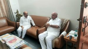 బీజేపీకి షాక్, అప్ప ఇంట్లో మీటింగ్ లో సొంత పార్టీ ఎమ్మెల్యేలు డుమ్మా, అదే జరిగితే ? 