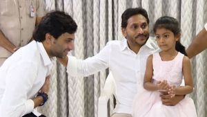 వీడియో: సడన్‌గా దేవినేని అవినాష్ ఇంటికి వెళ్లిన వైఎస్ జగన్- అన్ ప్లాన్డ్