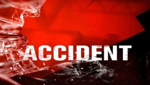 Nalgonda: నెల రోజుల క్రితమే పెళ్లి..  యువ జంటను కబళించిన ఇసుక ట్రాక్టర్..