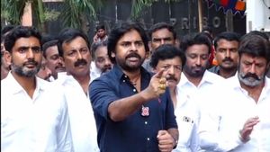  పవన్ కళ్యాణ్ చేతి వేళ్లకి విశిష్టమైన ఆ రెండు ఉంగరాలు: అధికార యోగం!