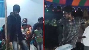 చవితి వేడుకల్లో విషాదం: డ్యాన్స్ చేస్తూ కుప్పకూలిన యువకుడు, మృతి (వీడియో)