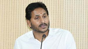 కేంద్రంలో కీలక పరిణామాలు, కొత్త లెక్కలు - మంత్రులతో సీఎం జగన్ భేటీ..!!