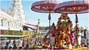 Tirumala: హనుమంత వాహనంపై వెంకటాద్రిరామునిగా శ్రీమలయప్ప స్వామి, గోవిందా ! 