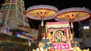 ముత్యపుపందిరి వాహనంపై కాళీయమర్ధన అలంకారంలో శ్రీ‌ మలయప్ప !