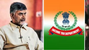 చంద్రబాబుకు ఐటీ నోటీసులు - ముడుపుల అభియోగాలు..!!