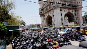 Charminar: పార్కింగ్ కష్టాలకు చెక్: చార్మినార్ దగ్గర మూడంతస్తుల్లో భవన నిర్మాణం