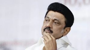  కర్ణాటకలో స్టాలిన్ బీటీమ్ ప్రభుత్వం, కుర్చో అంటే కుర్చుని, పైకిలేయ్ అంటే !