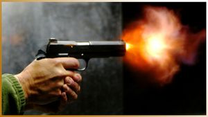 భార్య మీద ఫుల్ డౌట్, నలుగురు సరిపోరా ?, భార్యను తుపాకితో కాల్చేసిన భర్త ఏం చేశాడంటే ? 