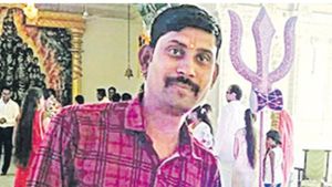 జీతం కోసం వెళితే..: పెట్రోల్ పోసుకుని నిప్పంటించుకున్న హోంగార్డు రవీందర్ మృతి