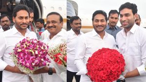 లండన్ పర్యటన ముగించుకుని విజయవాడ చేరుకున్న వైఎస్ జగన్: ఘన స్వాగతం