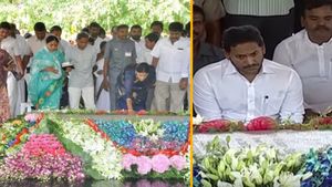 లీడర్, నాకు కొండంత అండ - వైఎస్ కు సీఎం జగన్, షర్మిల నివాళి..!!