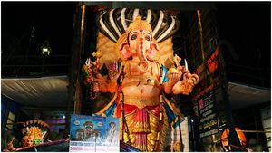 Khairathabad Ganesh: ఖైరతాబాద్ గణేషుడి కోసం భారీగా తరలొస్తున్న భక్తులు..