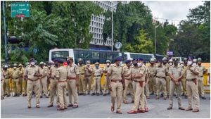 కర్ణాటక బంద్, భారీ బందోబస్తు, రంగంలోకి కేఎస్ఆర్ పీ, సీఆర్ పీ, ఆస్తులతో గేమ్స్ ఆడితే ! 