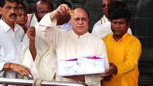 వీడియో: శ్రీవారికి అరుదైన బహుమతి: క్యూ లైన్‌లో..!!