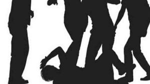 మేకను ఎత్తుకెళ్లారంటూ దారుణం: తలకిందులుగా వేలాడదీసి దళిత యువకుడు, కాపరికి చిత్రహింసలు