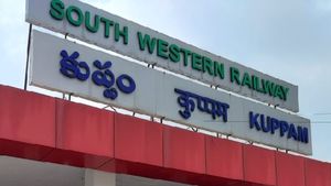 కుప్పంలో కేటుగాడు, వీఆర్వోలు టార్గెట్, రాజకీయ అండతో ఏం చేశాడంటే, కలెక్టరేట్ లో ! 