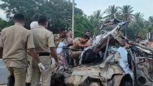 ప్రాణం తీసిన టూర్, లేడీ టెక్కీతో సహా స్పాట్ లో ముగ్గురు, కారు టైర్ పేలింది ! 