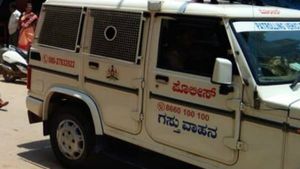 పోలీసు అధికారి వాహనం మీద పెట్రోల్ పోసి నిప్పంటించాడు. అసలు మ్యాటర్ తో షాక్ ! 