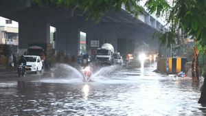 Hyderabad Rain: హైదరాబాద్‍లోని పలు ప్రాంతాల్లో భారీగా ట్రాఫిక్ జామ్.. ఎక్కడికక్కడ నిలిచిపోయిన వాహనాలు..