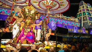 పోటెత్తిన తిరుమల, లక్షలాది మంది శ్రీవారి భక్తులు, ఇసుక వేస్తే కిందపడదు, గోవిందా! 