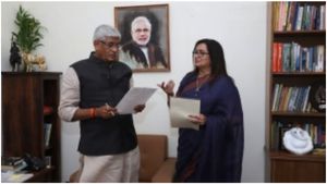 కేంద్ర మంత్రితో సుమలత మేడమ్ చర్చలు, స్టాలిన్ కు షాక్, అలా చేస్తే రోడ్డున పడుతాం ! 