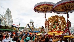 తిరుమలలో మోహినీ అలంకారంలో జగన్మోహనాకారుడు, గోవిందుడు అందరివాడు ! 