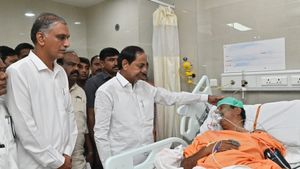  ప్రభాకర్ రెడ్డిని పరామర్శించిన కేసీఆర్: తీవ్ర గాయమన్న వైద్యులు, నేడు దుబ్బాక బంద్ 