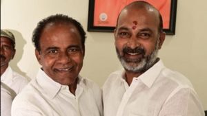 బీజేపీలోకి మాజీ ఎమ్మెల్యే ఆరేపల్లి మోహన్: బండి సంజయ్‌తో భేటీ