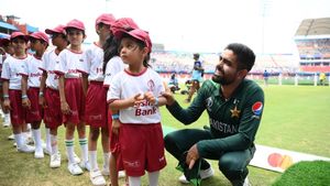 లవ్లీ మూమెంట్: హైదరాబాద్ చిన్నారులతో పాకిస్తాన్ కేప్టెన్ బాబర్ ఆజమ్ ముచ్చట్లు