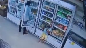 సూపర్ మార్కెట్‌లో ఫ్రిడ్జ్‌ని ముట్టుకోవడంతో విద్యుత్ షాక్, చిన్నారి మృతి (వీడియో)