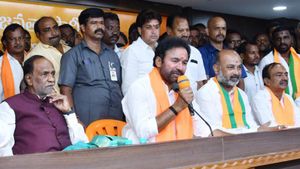 అన్ని పార్టీల్లో రేవంత్, ప్రగతిభవన్‌కు కాంగ్రెస్ జాబితా అంటూ కిషన్, బండి సంజయ్ ఫైర్