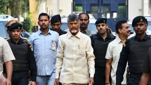 రాజమండ్రి సెంట్రల్ జైలు నుంచి విడుదలైన చంద్రబాబు.. భావోద్వేగ ప్రసంగం!!