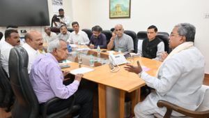 ఐటీ దాడుల దెబ్బతో సీఎం ఇంటికి పరుగుతీసిన కాంట్రాక్టర్ల సంఘం లీడర్స్, అక్కడే !