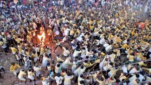 దేవరగట్టు కర్రలసమరం రక్తసిక్తం: 100మందికి పైగా గాయాలు; ఒకరు మృతితో విషాదం!!