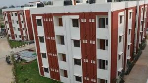 Double Bedroom: పత్రాలు ఇచ్చినా ఇళ్లలోకి పోనివ్వడం లేదు.. లబ్ధిదారుల ఆవేదన..