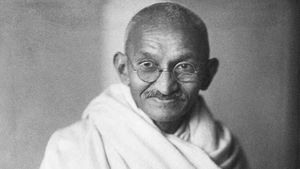 తెలంగాణ‌లోని ఈ ఆల‌యంలో గాంధీజీ పాల‌రాతి విగ్ర‌హం...