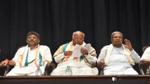 సీఎంకు సెగ, సీనియర్ మంత్రులకు షాక్, పక్కరాష్ట్రంలో పని అయిపోతే మేజర్ సర్జరీ !