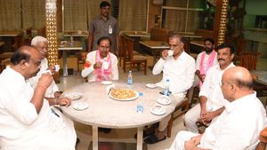 నన్ను మించిన అద్భుతం: ఆరడుగుల బుల్లెట్ అంటూ హరీశ్ రావుపై కేసీఆర్, దాబాలో చాయ్