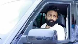  కనకదుర్గమ్మ దర్శనానికి వెళ్ళిన మాజీ మంత్రి కొడాలి నాని కార్ యాక్సిడెంట్!!