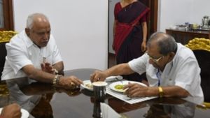 మా కులం అధికారులకు ఇంత అన్యాయం చేస్తారా ?, సొంత పార్టీ లీడర్ తో సీఎం షాక్, అంతే ! 