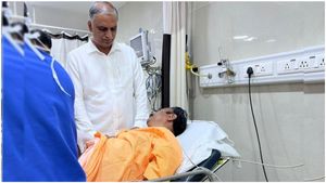 ఆస్పత్రికి పరుగు తీసిన హరీశ్ రావు: కొత్త ప్రభాకర్ రెడ్డికి సర్జరీపై మీడియాతో  ఏమన్నారంటే?