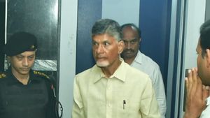 కోర్టు ముందుకు చంద్రబాబు - రిమాండ్, బెయిల్ పై ఉత్కంఠ..!!