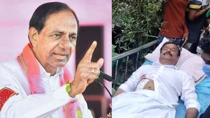  కొత్త ప్రభాకర్ రెడ్డిపై కత్తితో దాడి: దుమ్మురేగుతుందంటూ కేసీఆర్ సీరియస్ వార్నింగ్