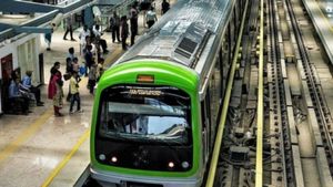 Bengaluru: మెట్రోలో గోబీ మంచూరి తిని వీడియో తీసిన యూట్యూబర్, వెంటాడి పట్టుకుని ! 