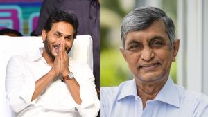 సీఎం జగన్ కు మద్దతుగా నిలిచిన లోక్‌సత్తా  జేపీ..!!